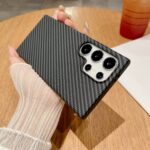 Husă magnetică cu model fibră de carbon