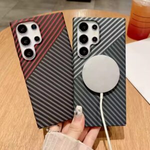 Husă magnetică cu model fibră de carbon