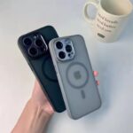 Husă magnetică mată semi-transparentă, vedere față, pentru iPhone 15 Pro