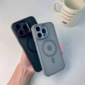 Husă magnetică mată semi-transparentă, vedere față, pentru iPhone 15 Pro