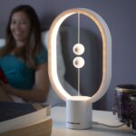 Detaliu al luminii LED activată de comutatorul magnetic.