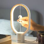 Lampa Magilum InnovaGoods cu sfere suspendate în aer.