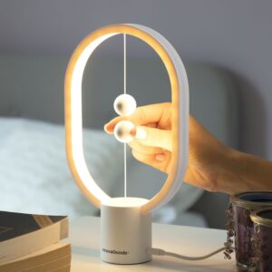 Lampa Magilum InnovaGoods cu sfere suspendate în aer.