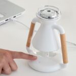 Umidificator cu difuzor de aromă și încărcător wireless 3 în 1 Misvolt InnovaGoods în utilizare pe birou modern.